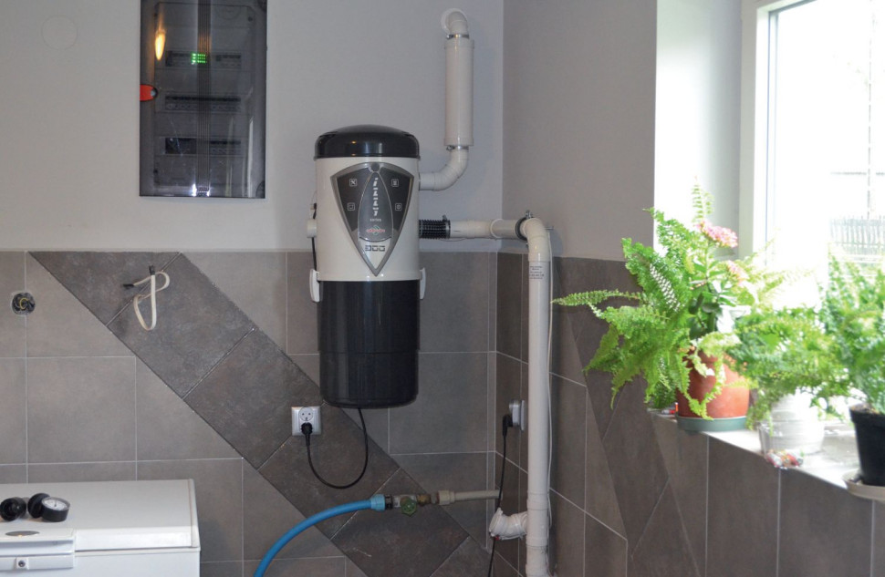 Jednostka centralna odkurzacza zamontowana w pomieszczeniu gospodarczym