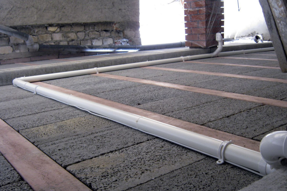 Ułożone rury instalacji centralnego odkurzacza
