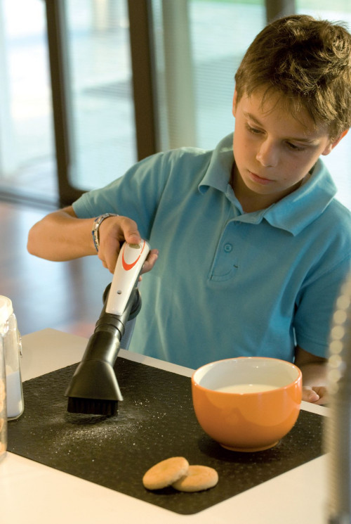 Niewielka szczotka przyda się do zbierania np. okruchów