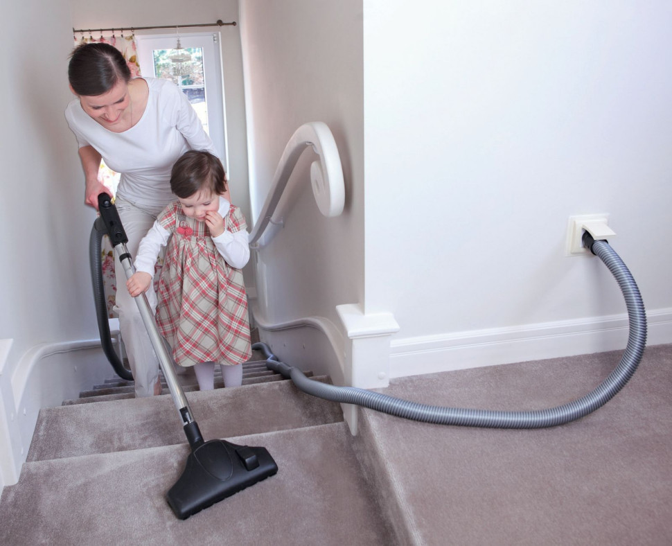 Odkurzanie schodów za pomocą węża centralnego odkurzacza