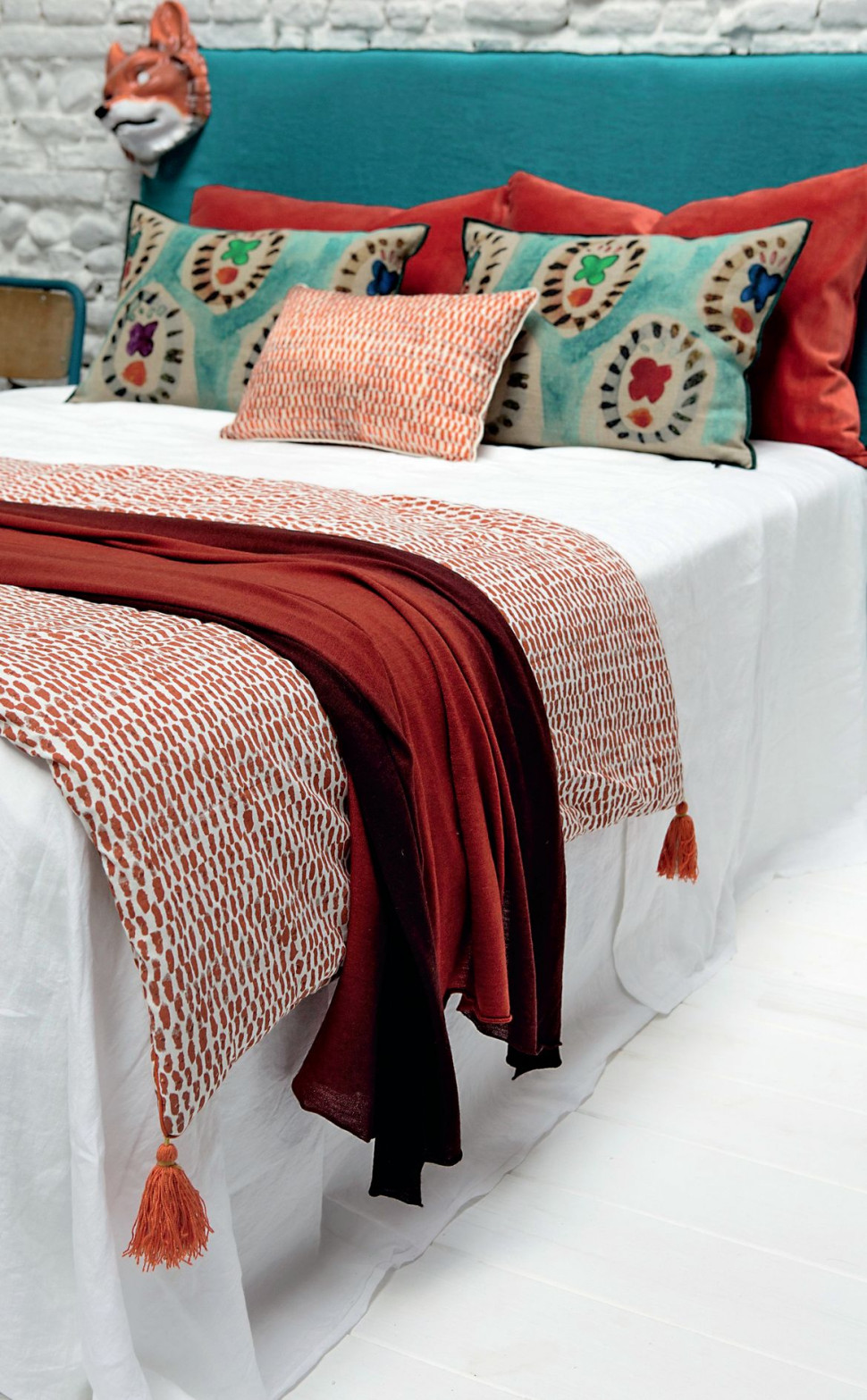 Boho zasymilowało estetykę hipisowską; w mieszkaniach pojawiły się frędzle, pompony