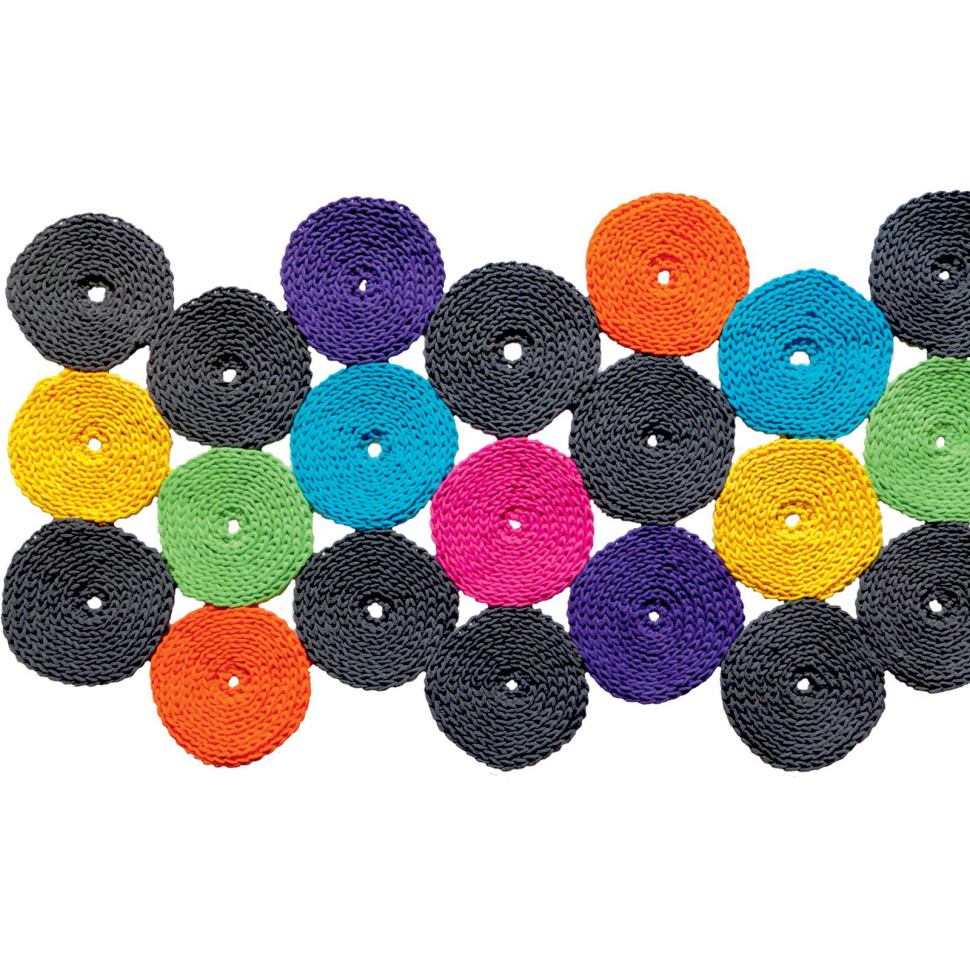 Niepowtarzalny dywan marki Motarnia z połączonych, ręcznie wykonanych szydełkiem krążków z bawełnianego sznurka