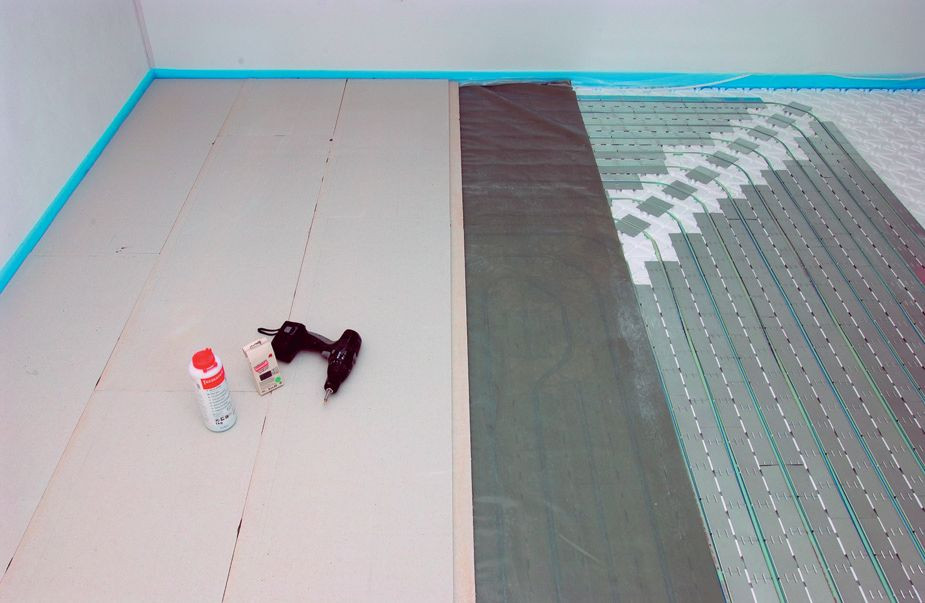 Lekkie warianty podłogówki, z izolacyjnymi płytami systemowymi oraz suchym jastrychem