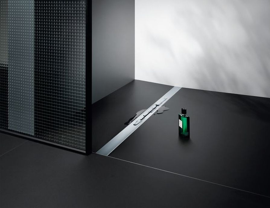 Montowany w strefie prysznica odpływ liniowy stanowi nowoczesną alternatywę brodzika