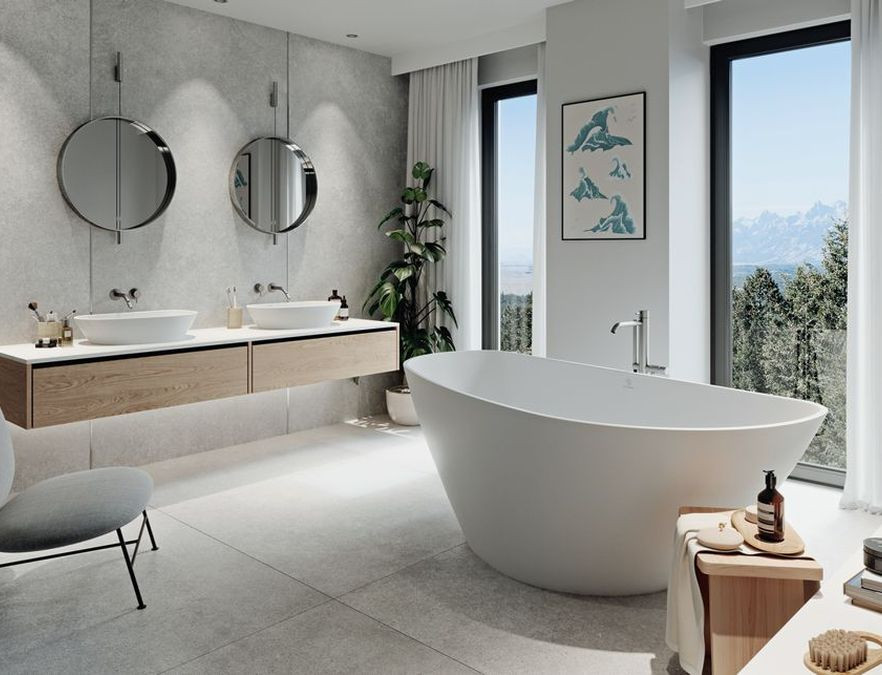 Wanna wolno stojąca umiejscowiona pod oknem