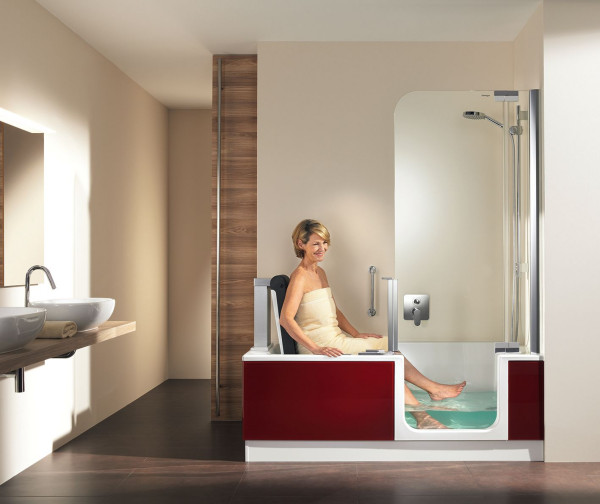 Innowacyjna wanna z ułatwiającymi wejście drzwiami prysznicowymi, rozkładanym fotelem i elektryczną windą