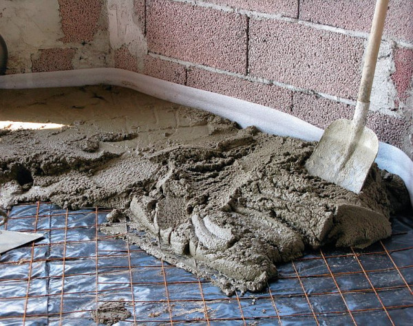 Betonowa wylewka ułożona na ociepleniu, zbrojona siatką z drutu i oddylatowana od ścian