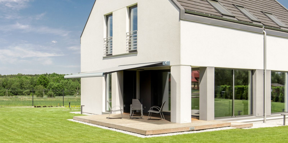 Markiza Solar - pozioma osłona słoneczna z panelem fotowoltaicznym