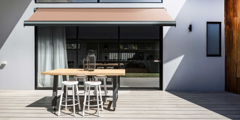 Markiza Solar - pozioma osłona słoneczna z panelem fotowoltaicznym