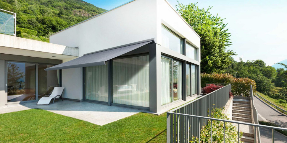 Markiza Solar - pozioma osłona słoneczna z panelem fotowoltaicznym