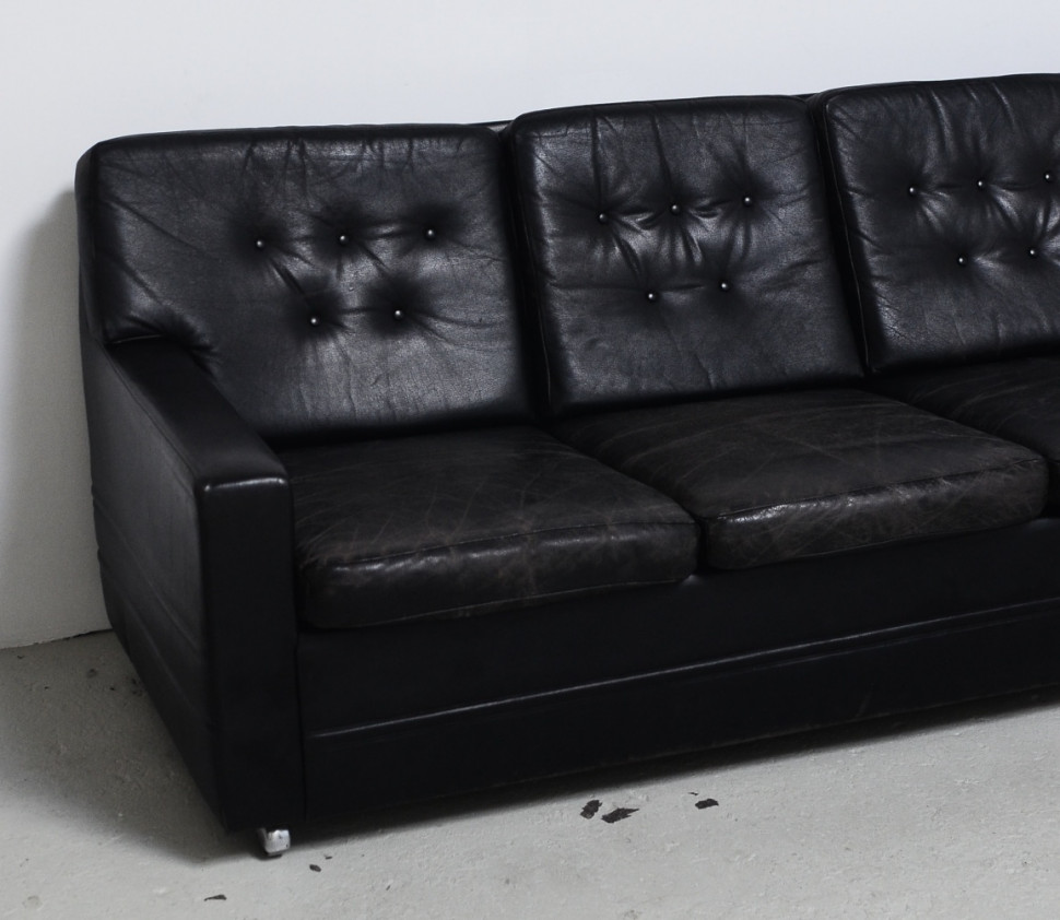 Trzeba pamiętać, aby meble skórzane były regularnie odkurzane.