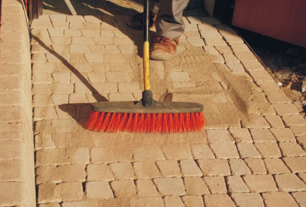 Uzupełnianie fug drobnym piaskiem