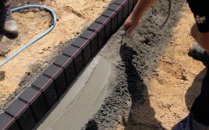 Osadzenie krawężników na obrzeżach