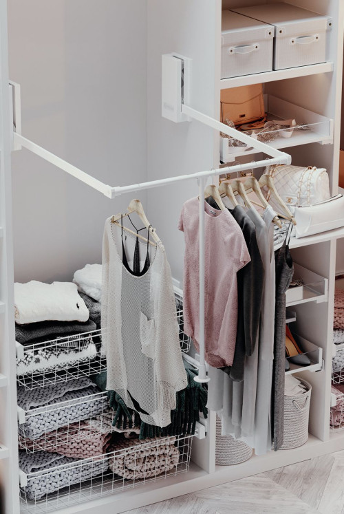 Pantograf umożliwia zdejmowanie ubrań wysoko zawieszonych bez konieczności korzystania ze stołka lub drabinki