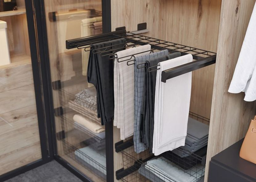 Spodnie na wysuwanym stelażu w garderobie lub szafie