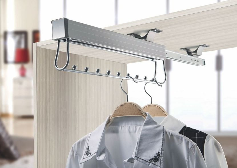 Koszula zawieszona na wysuwanym stelażu w garderobie lub szafie