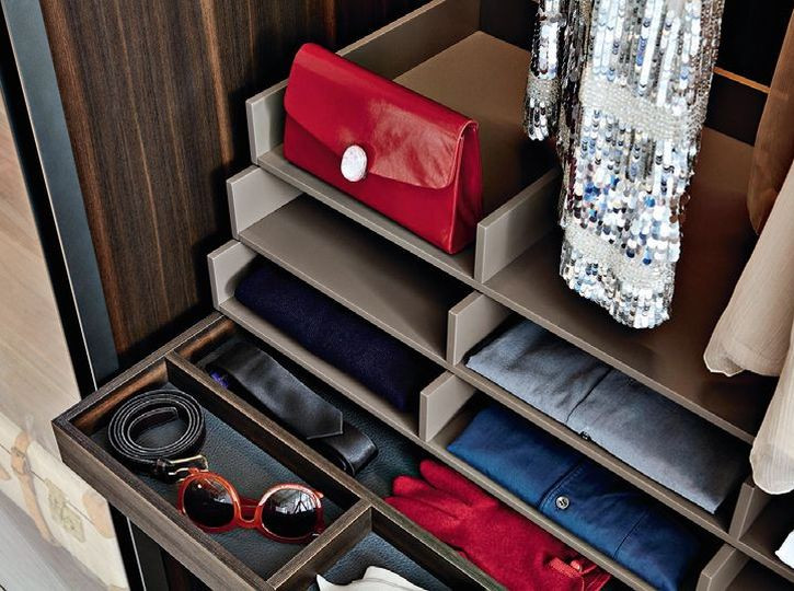 Dodatki ułożone w garderobie na wysuwanych półkach i w szufladach