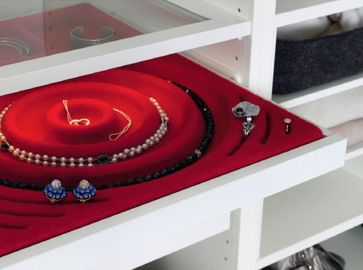 Biżuterię w garderobie dobrze jest przechowywać w niskich szufladach z przegródkami, wyściełanych miękkim materiałem