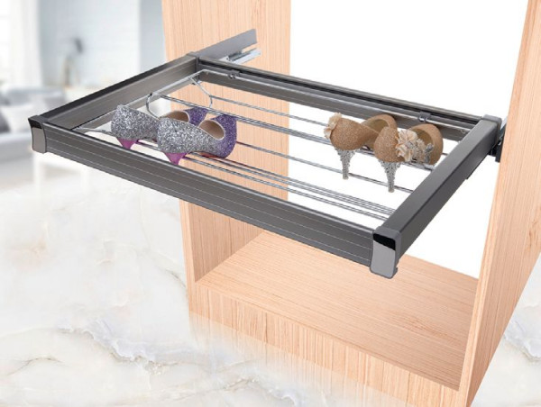 Buty umieszczone w garderobie wygodnie wyjmuje się z wysuwanych półek