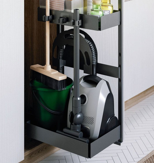 Wygodnym pomysłem na kącik gospodarczy jest wysuwany kosz na odkurzacz i inne sprzęty do sprzątania