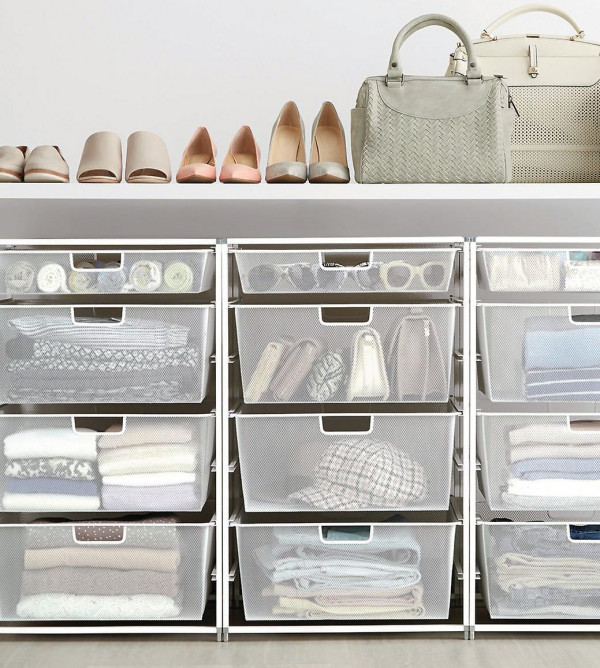 Ubrania i dodatki można przechowywać w przezroczystych wysuwanych pojemnikach