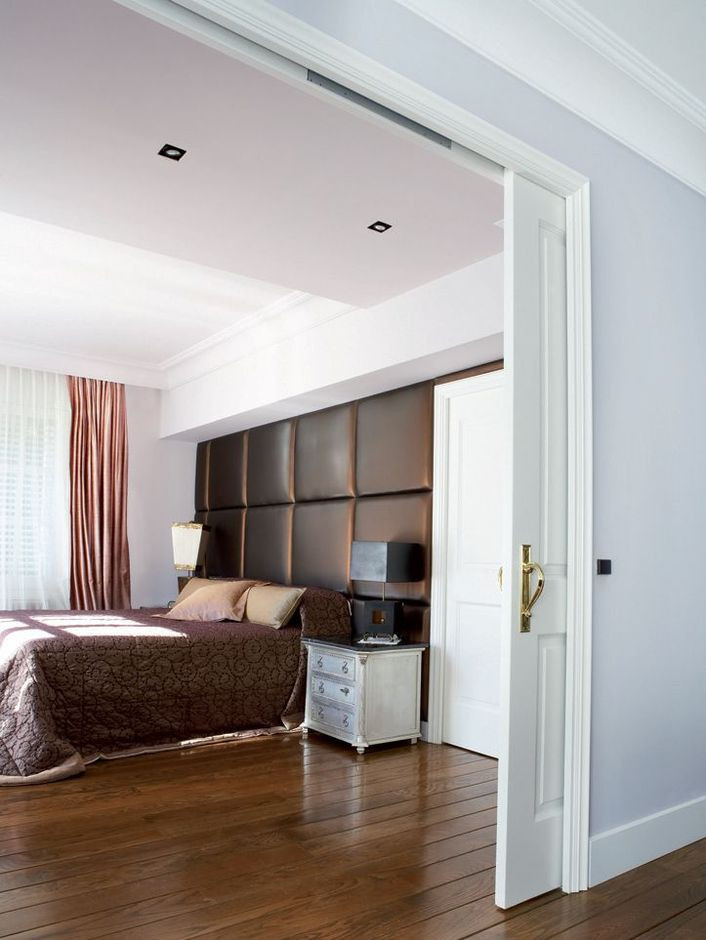 Szerokie drzwi dwuskrzydłowe w tradycyjnym stylu