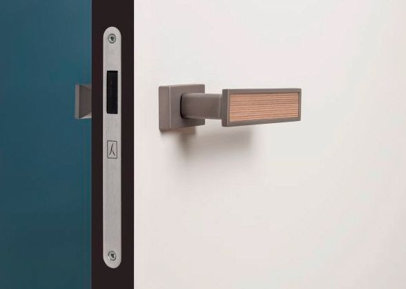 Klamka pasująca do drzwi uchylnych w stylu nowoczesnym