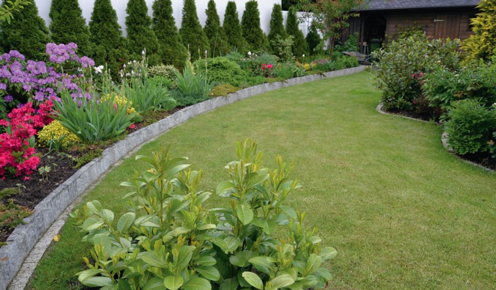 W głębi ogrodu, w najmniej widocznym miejscu, postawili składzik na narzędzia, drewno do kominka itp.