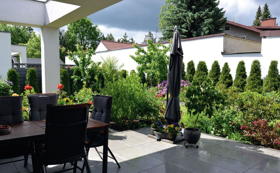 Taras otoczony bujną roślinnością