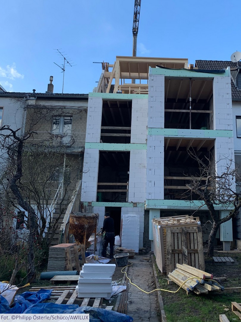 Popularny w XXI wieku minimalizm częściowo przypomina jednolite, wręcz surowe budowle z okresu PL. fot. AWILUX