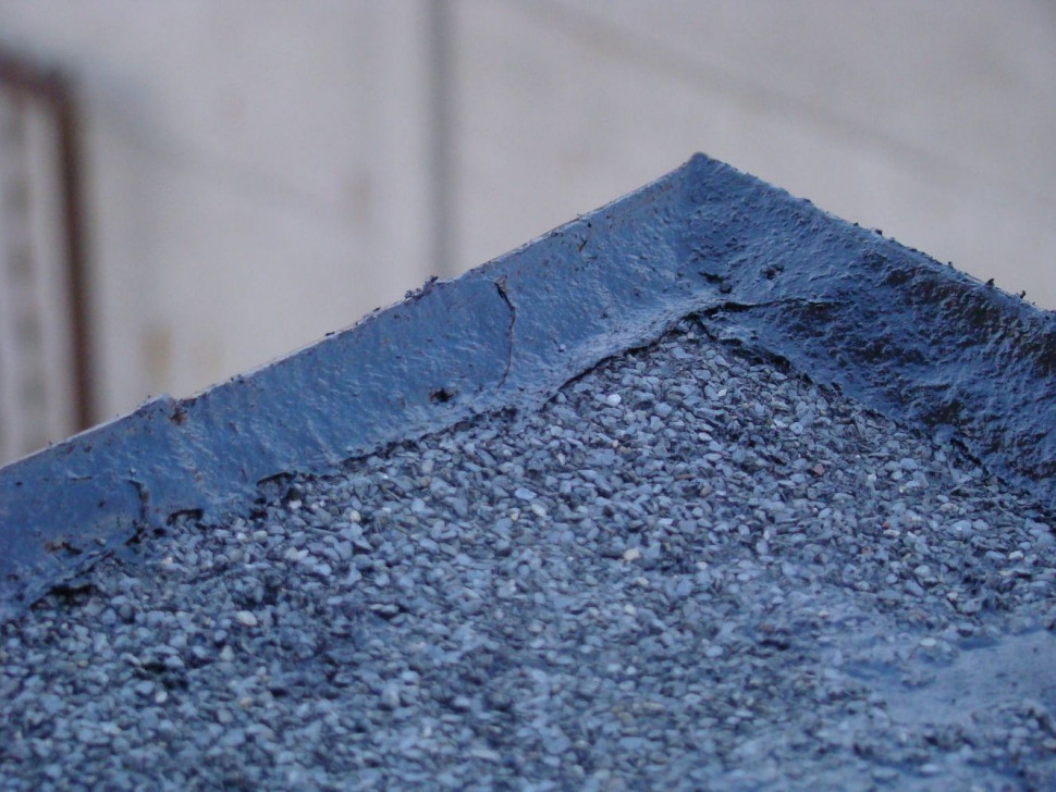 Wykończenie narożnika dachu DEKABITEM. fot. Izolacja-Jarocin