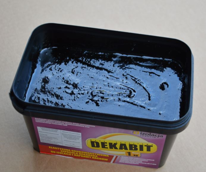 Szpachla dekarska DEKABIT - grubowarstwowa, zbrojona masa asfaltow. fot. Izolacja-Jarocin 