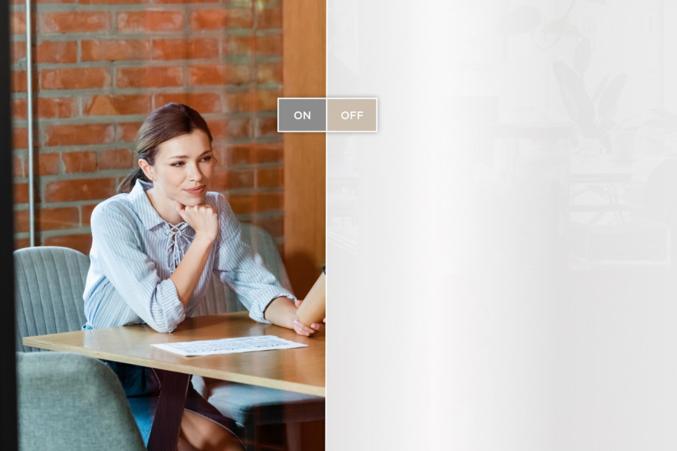 Szkło o zmiennej przezierności PRIVA-LITE zatroszczy się o komfort prywatności