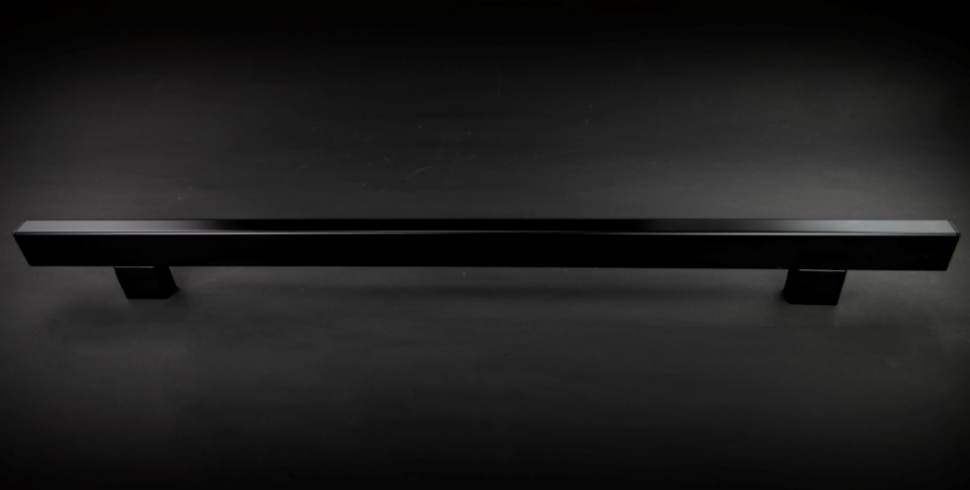 Czarny uchwyt z aluminium wprowadzi prestiż do wnętrz.