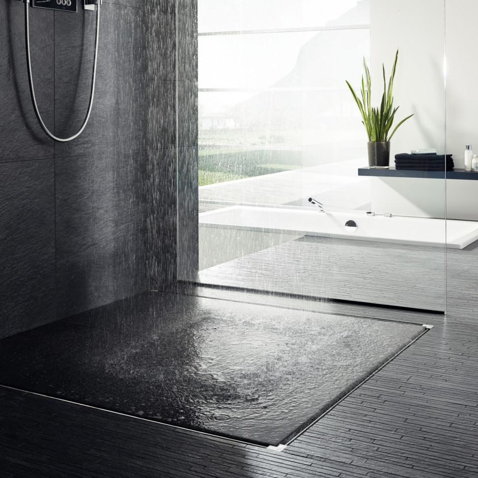 Odpływy podłogowe Advantix Vario można łączyć ze sobą, tworząc odwodnienia w kształcie litery U. Odpływ ścienny, dzięki niewielkiej głębokości zabudowy, bez problemu zamontujemy praktycznie w każdej ścianie.