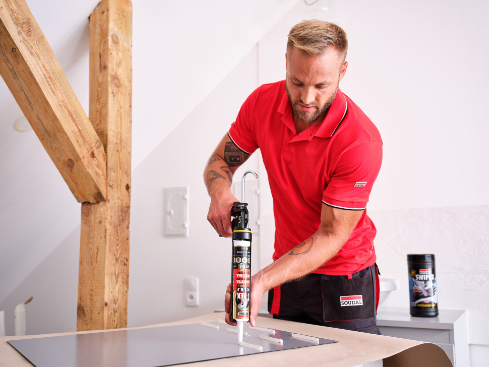 Mocowanie lustra do sciany na klej hybrydowy T-Rex GOLD marki Soudal