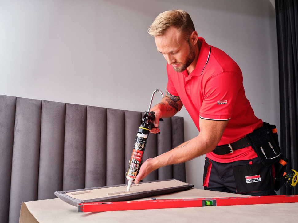 Mocowanie zagłówka do sciany na klej hybrydowy T-Rex GOLD marki Soudal