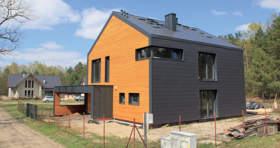 Budynek typu nowoczesna stodoła stanął na działce pod lasem