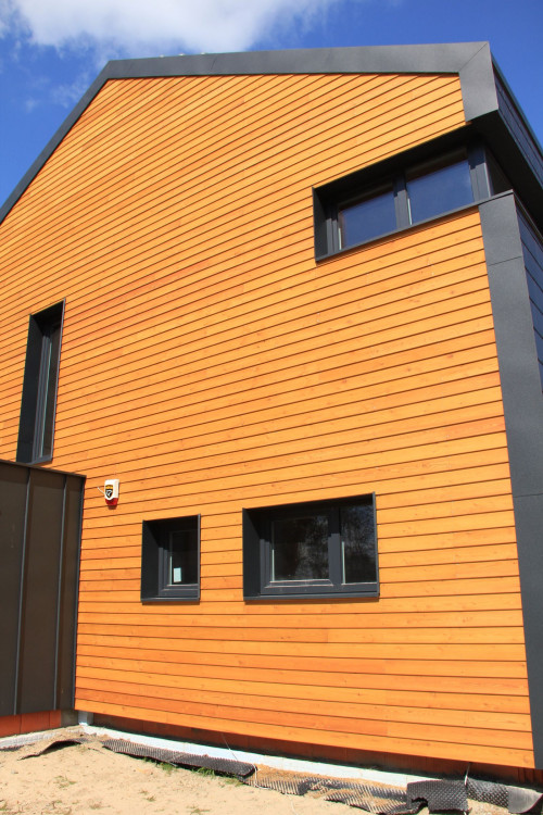 Ściany szczytowe obłożono drewnem, to modrzew syberyjski