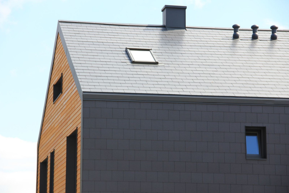Płytka włóknocementowa, nazywana powszechnie łupkiem, jako pokrycie dachowe oraz materiał na elewacji