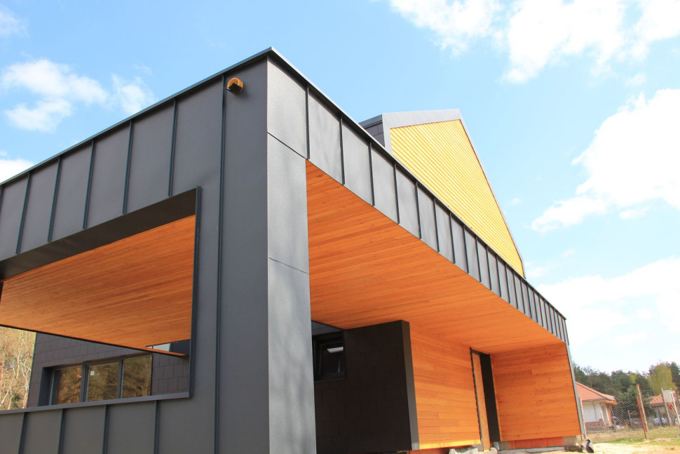 Wiatę garażową od środka obłożono modrzewiem, a od zewnątrz płaską blachą łączoną na rąbek