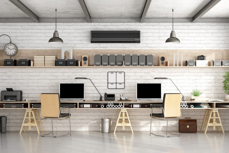 Czarny klimatyzator w nowoczesnym biurze