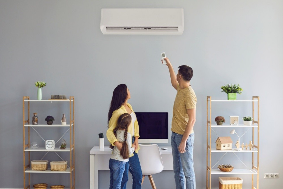 Rodzina używająca klimatyzatora