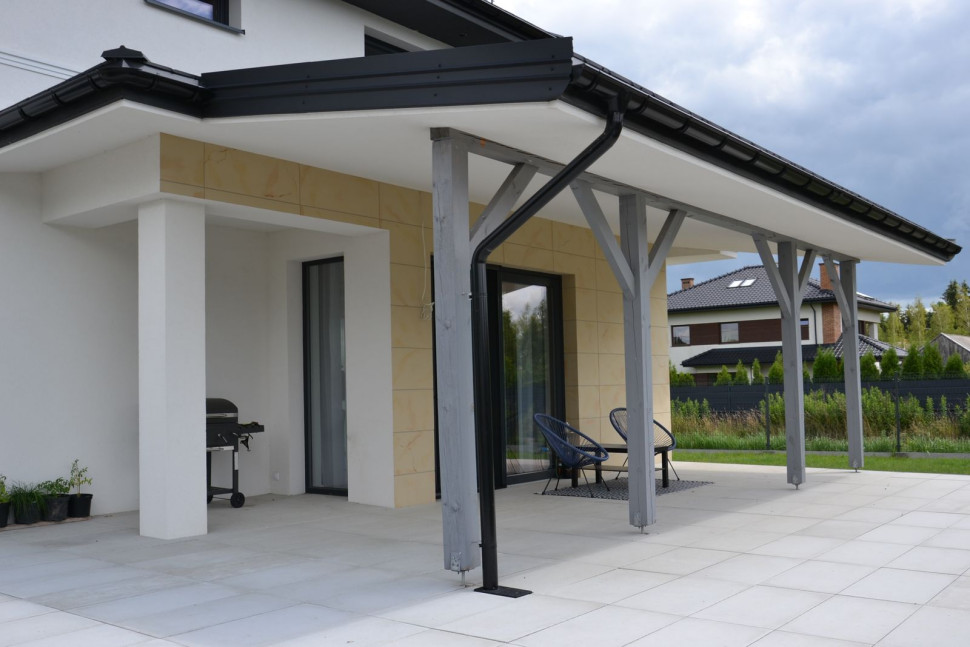 W podkładzie tarasu osadzono stopy pod słupy dachu, rury odprowadzające deszczówkę, instalację elektryczną.