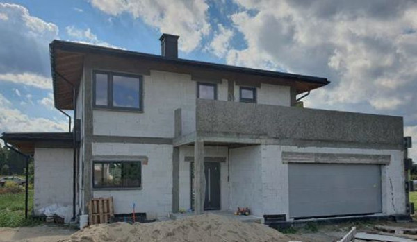 Ściany z bloczków betonowych - na miejscu wylano z żelbetu m.in. nadproża, słupy, wieńce