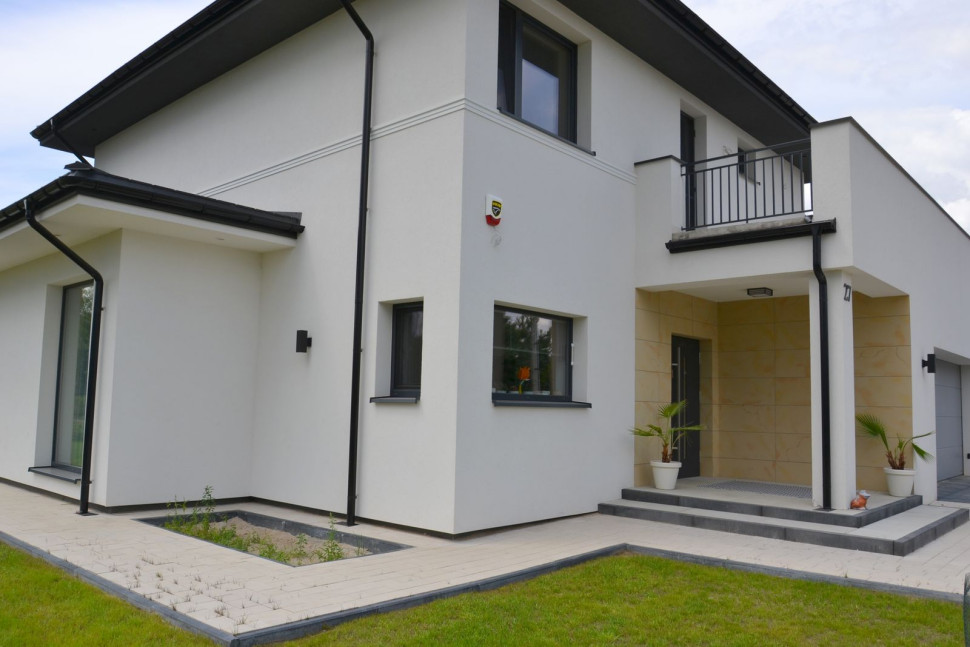 Mury wzniesiono z bloczków betonu komórkowego P+W, ocieplono grafitowym styropianem, wykończono tynkiem silikonowym.