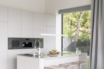 Kuchnia w letnim domu w jasnych kolorach