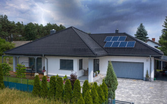 Jak zadbać o ochronę dachu przed działaniem porywistego wiatru?