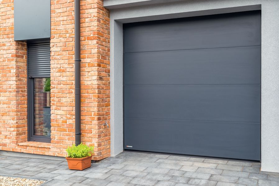 Brama garażowa stylistycznie spójna z resztą stolarki