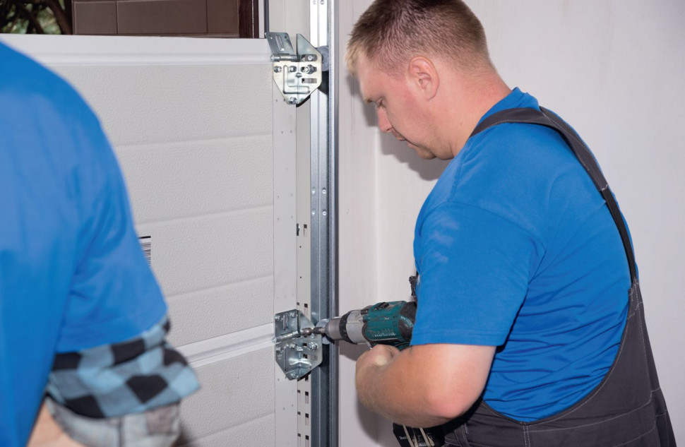 Zakładanie segmentów i mocowanie rolek w bramie garażowej